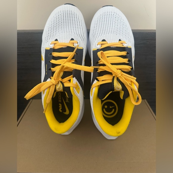 💙Nike Air Zoom Pegasus 40 "Michigan" Running Shoes Size 6.5 W or Men's Size 5💛 - Picture 8 of 14